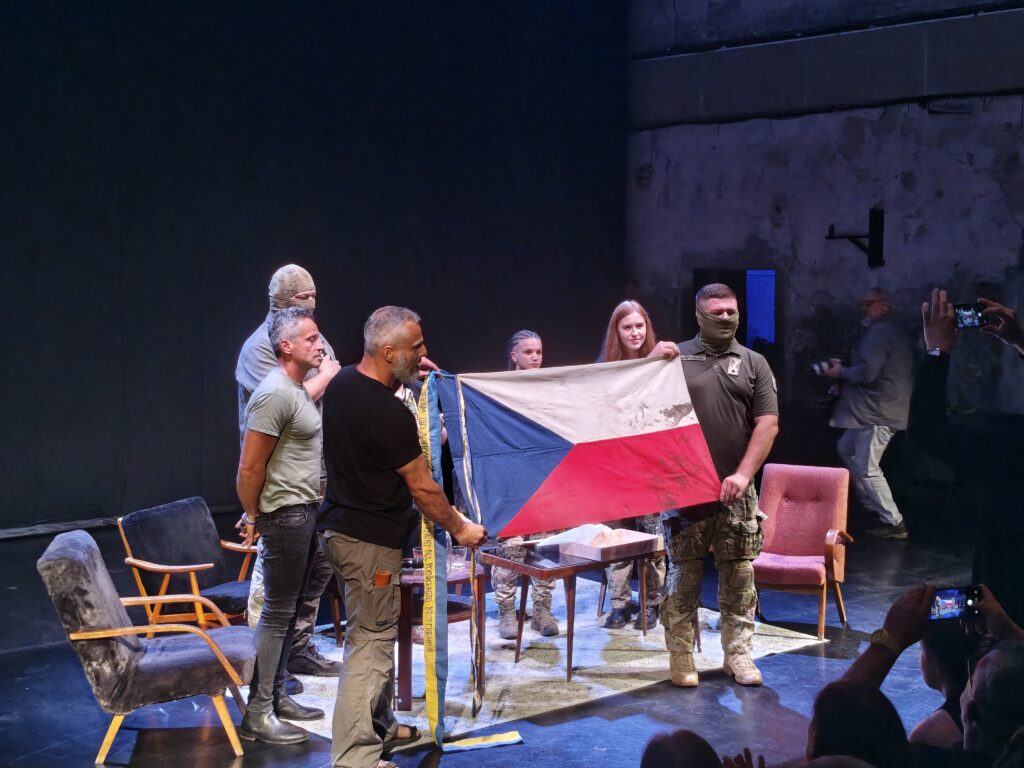 Otakar Foltýn držící vlajku ze srpna 1968, pokrytou krví Čechů, kteří holýma rukama bránili Český rozhlas