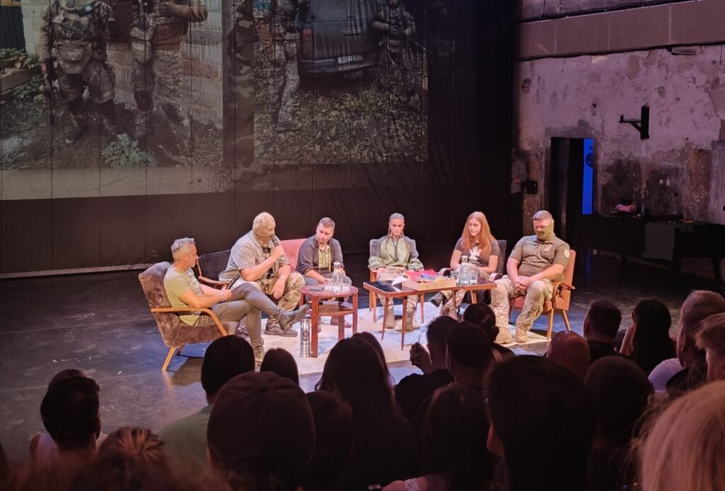Foto z debaty. Zleva: moderátor Bob Kartous, Mac, překladatel Vasyl Kapustnej, Runa, Laura Przybylaková a Michail